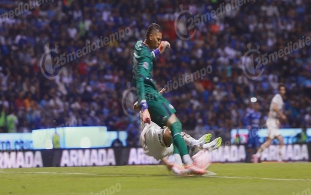 Momento en que se lesionó Kevin Mier (mediotiempo)