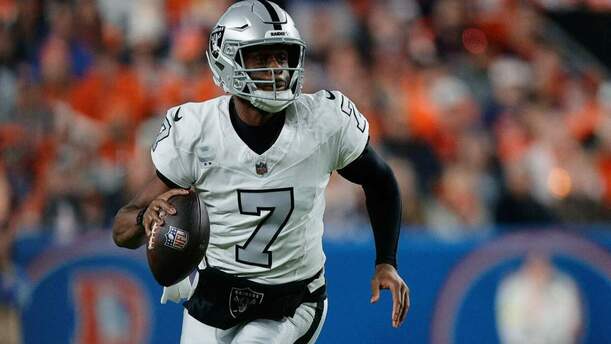 Geno Smith durante el juego de Raiders vs Broncos (Reuters)