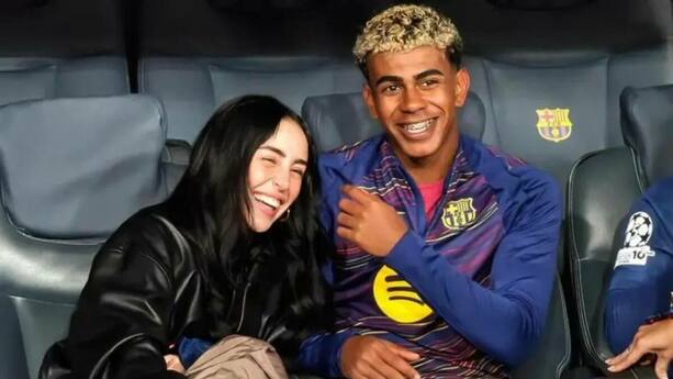 Lamine Yamal y Nicki Nicole en un juego del Barcelona (UEFA)