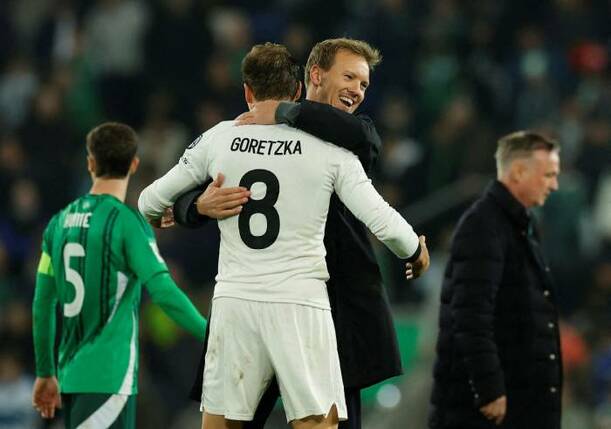 Nagelsmann felicita a Goretzka tras el partido (Reuters)