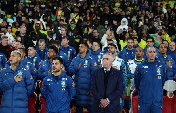 Ancelotti y su cuerpo técnico, previo al juego ante Senegal (EFE)