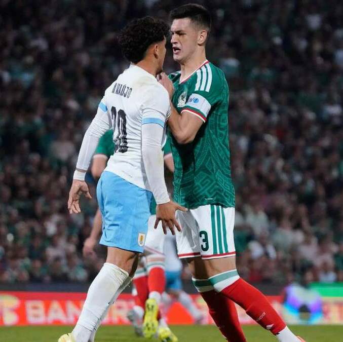 César Montes y Maxi Araújo casi se agarran a golpes (Imago7)