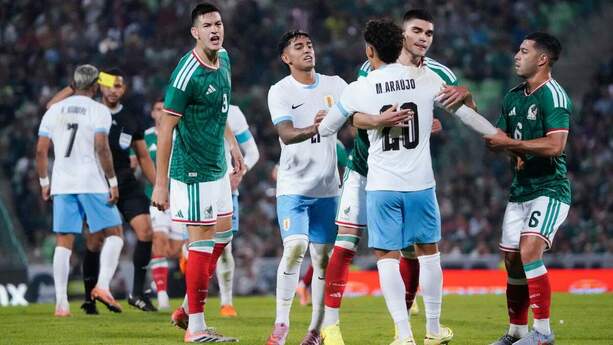 César Montes y Maxi Araújo tuvieron un encontronazo (Imago7)