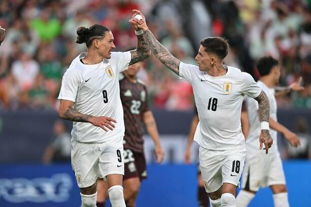 Darwin Núñez y Brian Rodríguez celebran un gol a México (Imago7)