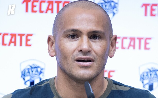 El Chupete Suazo fue presentado de forma oficial con Raya2 este martes. FOTO: @Raya2CFM.