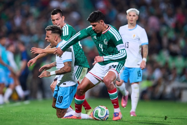 Edson Álvarez en el juego contra Uruguay (Mexsport)