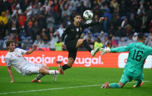 Joao Félix intenta un gol para Portugal (Reuters)