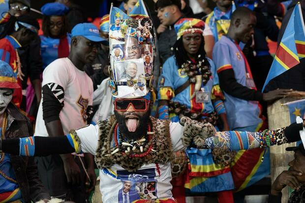 Aficionado del Congo feliz por el pase. (Foto: EFE)