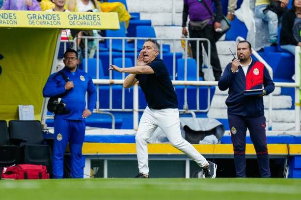 Antonio Contreras da indicaciones con Chivas Femenil (Imago7)