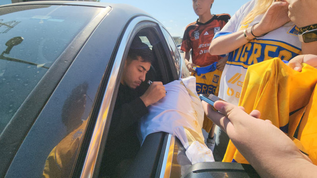 Chicha atendió a los aficionados. (Foto: Roberto Flores)