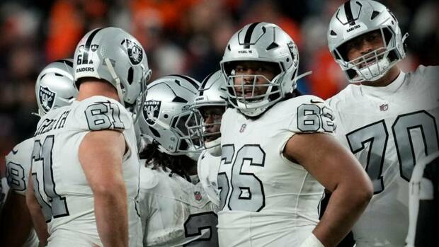 Jugadores de Raiders durante un partido de la temporada 2025 (@Raiders)