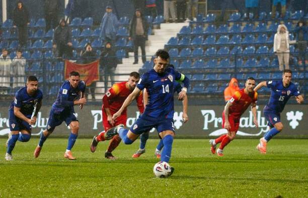 Perisic cobra el penal para recortar diferencia (Reuters)