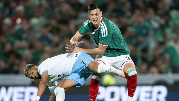 César Montes, en el juego ante Uruguay (Imago7)