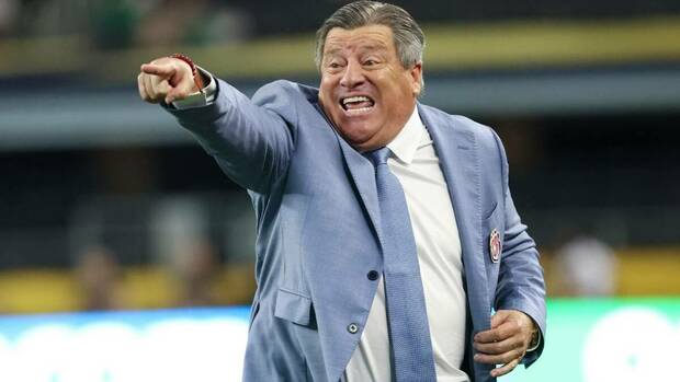 Piojo Herrera da indicaciones a jugadores de Cosa Rica (Reuters)