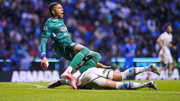 Carrasquilla comete la falta sobre Mier (Imago7)