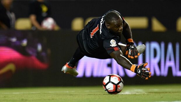 Johny Placide en una atajada a Costa Rica. (Foto: Mexsport)
