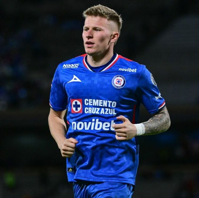 Mateusz Bogusz en duelo con Cruz Azul ante Santos (Imago7)
