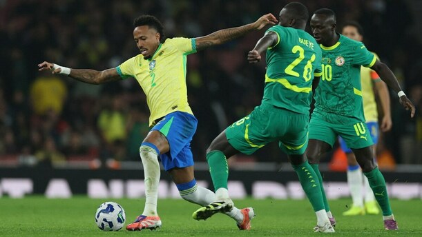 Militao disputa un balón en el juego de Brasil vs Senegal (Reuters)