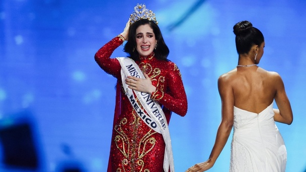Fátima Bosch con la corona de Miss Universo 2025 (Reuters)