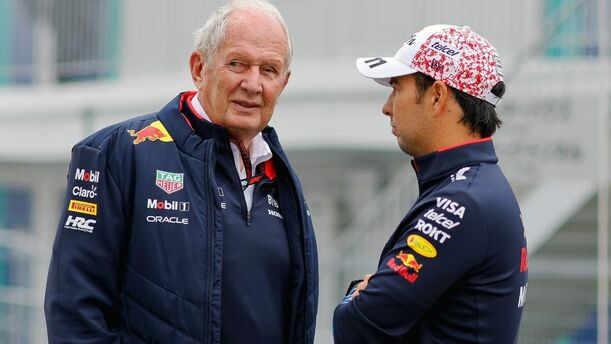 Helmut Marko hablando con Checo Pérez. (Foto: Mexsport)