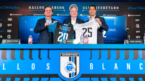 Marc Spiegel, dueño del Querétaro, junto a Mikel Arriola y Felipe Fernando Macías. (Cortesía: Club Querétaro)