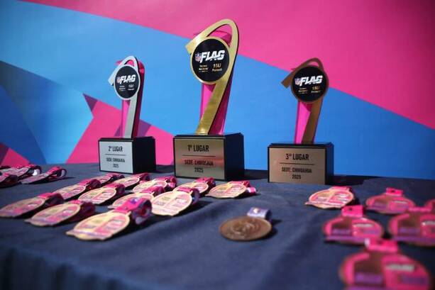 Trofeos para los primeros lugares del torneo (NFL México)