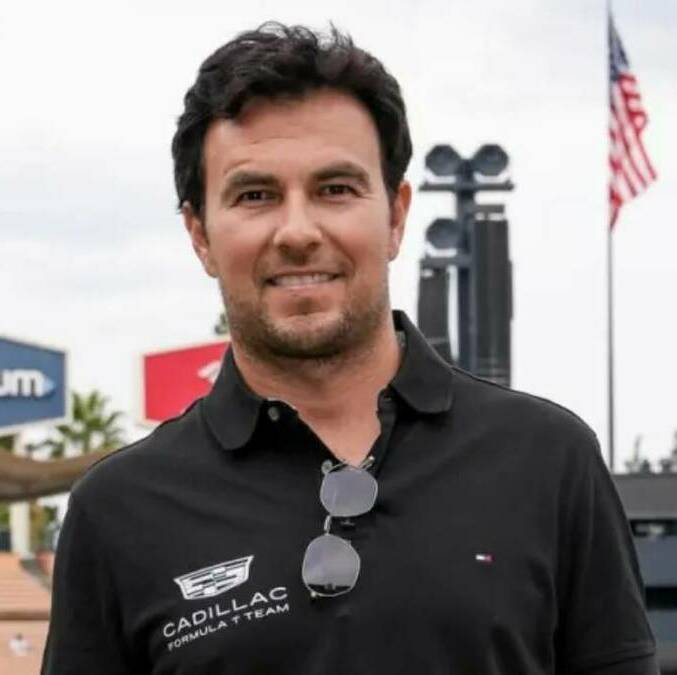 Checo Pérez con la ropa de Cadillac (@schecoperez)