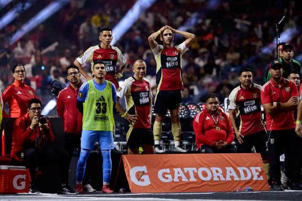 Peluche Caligari observa cómo se le va el título (Uziel Sanabia)