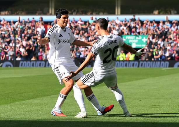 Raúl Jiménez celebra su gol ante Aston Villa (Reuters)