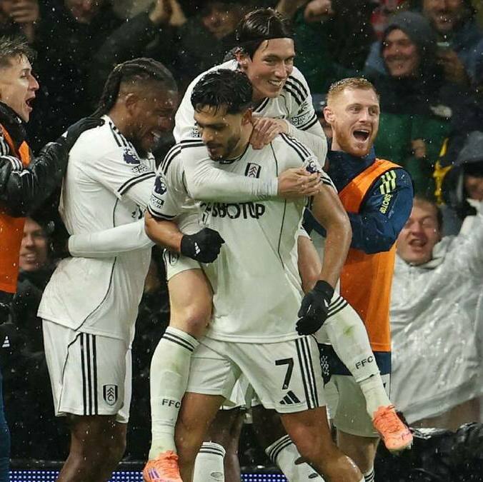 Raúl Jiménez es felicitado por sus compañeros (Reuters)