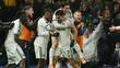 Raúl Jiménez es felicitado por sus compañeros (Reuters)