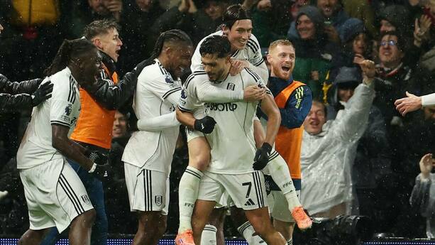 Raúl Jiménez es felicitado por sus compañeros (Reuters)