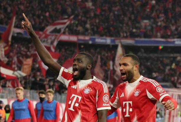 Upamecano fue a celebrar con la tribuna (EFE)