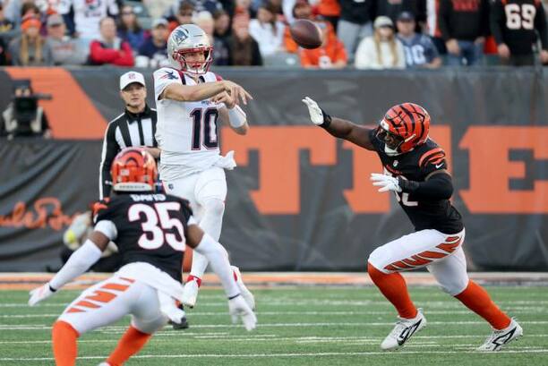 Drake Maye intenta un pase entre la defensa de los Bengals (Reuters)