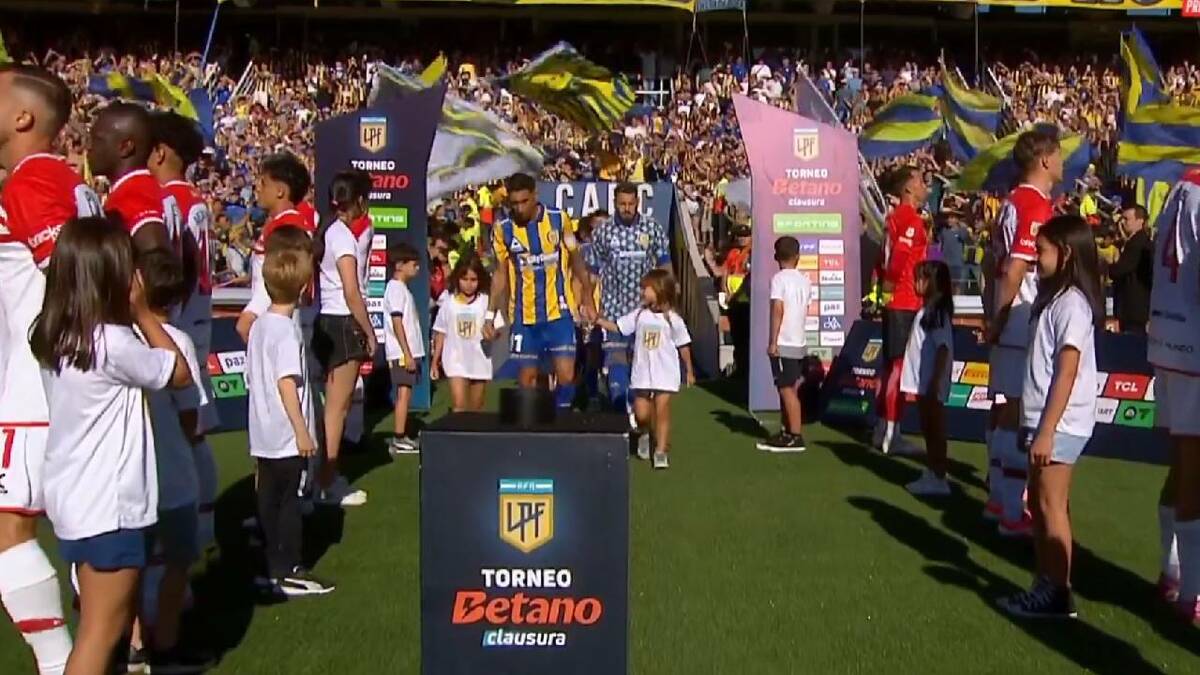 Estudiantes realiza pasillo de espaldas / Captura de pantalla