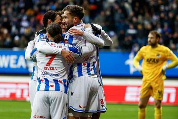 Jugadores de Heerenveen celebran uno de los goles (EFE)