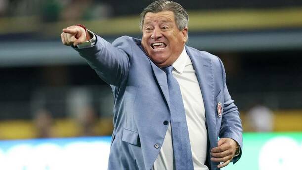 Piojo Herrera da indicaciones a jugadores de Cosa Rica (Reuters)