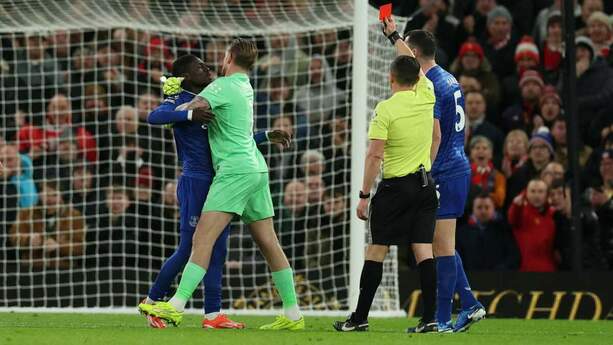 Gana Gueye vio la roja por agredir a su compañero (Reuters)
