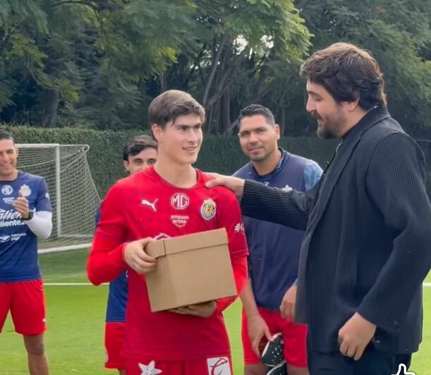 La Hormiga González recibió un detalle de Amaury Vergara (Chivas)
