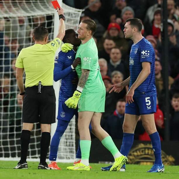 Jordan Pickford separó la pelea entre sus compañeros (Reuters)