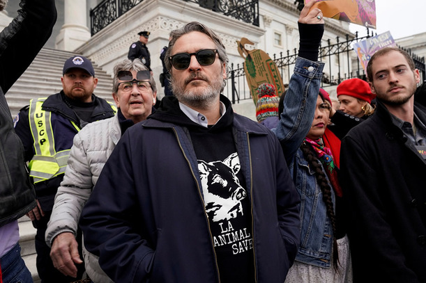 Joaquin Phoenix durante la protesta enfrente del Capitolio. (Foto: Reuters)
