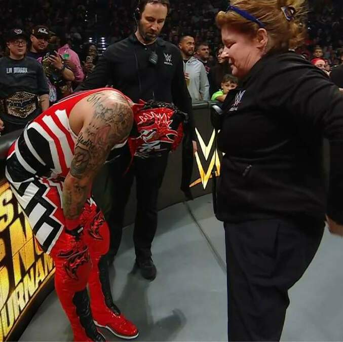 Penta Zero Miedo se retiró lesionado de Raw