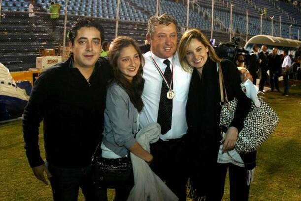 Vucetich, acompañado de su familia (Captura)