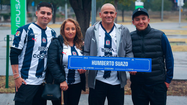 Chupete Suazo fue homenajeado por Rayados. (Foto: Jorge López)