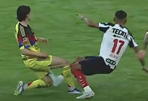 Falta de Tecatito sobre Fidalgo (Captura)