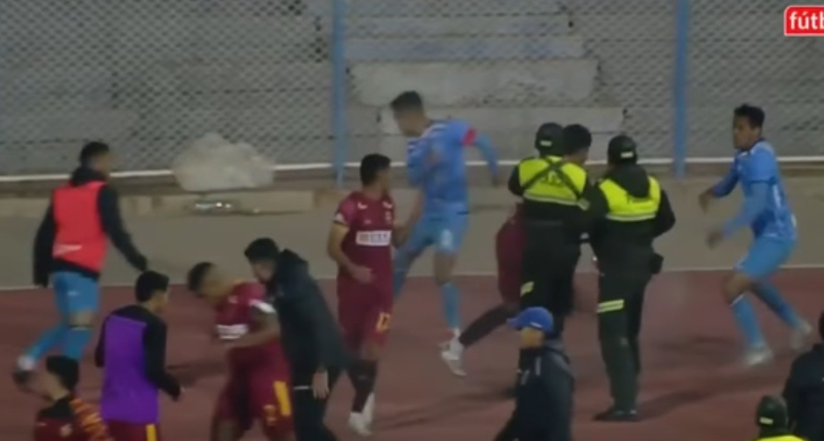 El futbol de Bolivia fue testigo de una brutal pelea entre miembros de dos equipos (Captura)