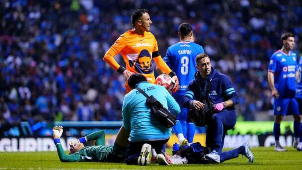 Kevin Mier terminó lesionado en el juego entre Cruz Azul y Pumas (Imago7)