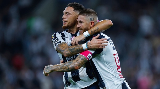 Lucas Ocampos festeja un gol junto a Sergio Ramos (Imago7)