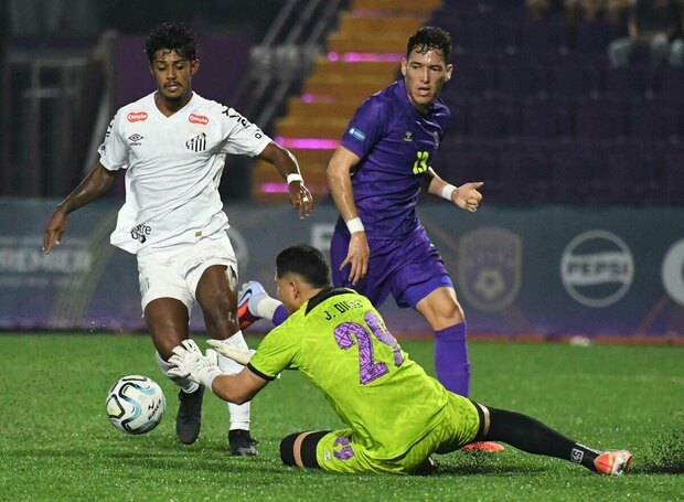 Racing de Veracruz ante Santos de Brasil. (Foto: Liga Premier)
