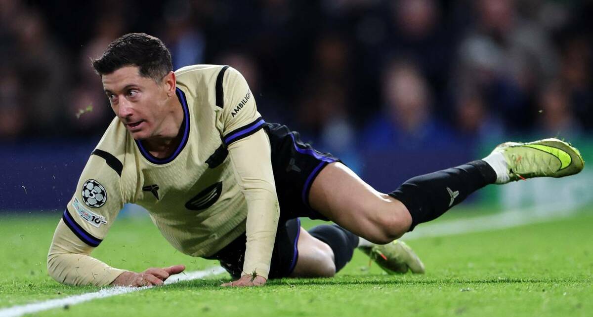 Robert Lewandowski se lamenta en el césped (Reuters)